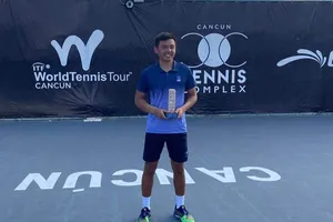 Lý Hoàng Nam với chiếc cúp vô địch