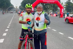 Nguyễn Hoàng Giang vui mừng với HLV Lê Thành Liêm. Ảnh: Đinh Thanh Phong