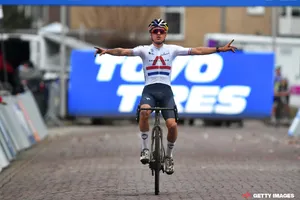 Tom Pidcock giành chiến thắng tại Hulst