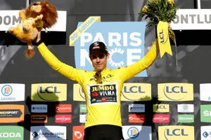 Wout van Aert mặc áo vàng sau 4 chặng