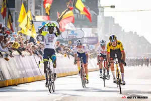 Biniam Girmay mừng chiến thắng tại Gent-Wevelgem 2022 như thể không tin đó là sự thật