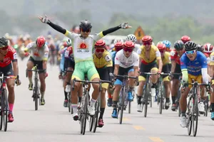 Nguyễn Tấn Hoài ăn mừng chiến thắng tại đích đến. Ảnh: HOÀNG HÙNG