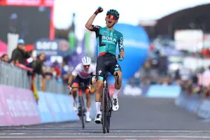 Lennard Kamna ăn mừng chiến thắng tại đích đến