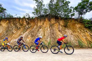 Các đội đang tranh tài trên một con dốc