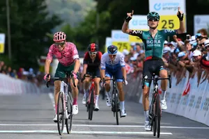 Aleksandr Vlasov chia tay cuộc đua ngay khi vừa giành áo vàng 