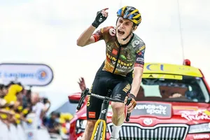 Jonas Vingegaard một mình lao về đích xé áo vàng