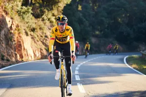 Tiesj Benoot từng dính chấn thương tại cuộc đua Strade Bianche 2022 