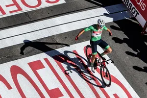 Mads Pedersen băng qua dích đến