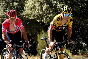 Áo đỏ Remco Evenepoel liên tục bị Primoz Roglic tấn công
