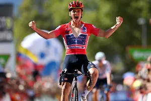 Áo đỏ Remco Evenepoel khẳng định sức mạnh về nhất chặng