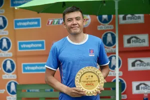 Lý Hoàng Nam với chiếc cúp á quân