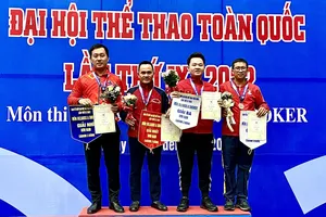 Trần Đức Minh (thứ hai từ trái sang) trên bục nhận thưởng