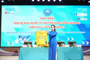 Hình ảnh công bố chiếc Áo vàng danh giá của giải