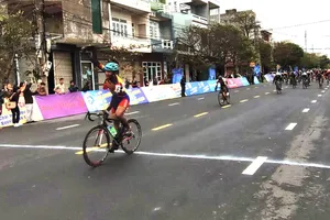 Tay đua Lê Hải Đăng ăn mừng chiến thắng tại đích đến. 