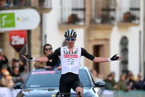 Tadej Pogacar quá mạnh với những chiến thắng solo về đích