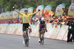 Petr Rikunov dũng mãnh vượt qua đích đến. Ảnh: HOÀNG HÙNG