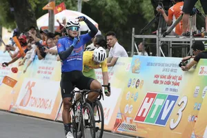 Trần Tuấn Kiệt vượt Áo vàng thắng chặng. Ảnh: HOÀNG HÙNG