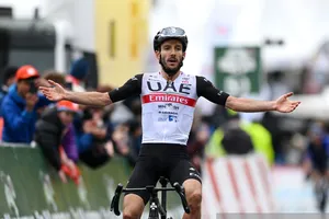 Adam Yates ung dung chiến thắng chặng 4