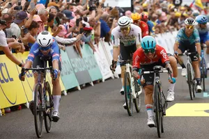 Jasper Philipsen (trái) đẩy xe giành chiến thắng trước Caleb Ewan