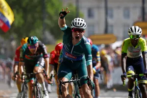 Jasper Philipsen giơ 3 ngón tay mừng chiến thắng thứ ba của mình