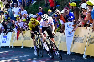 Tadej Pogacar tấn công áo vàng Jonas Vingegaard