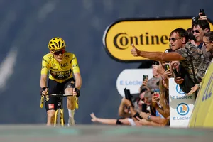 Jonas Vingegaard củng cố vững chắc áo vàng sau chặng 17