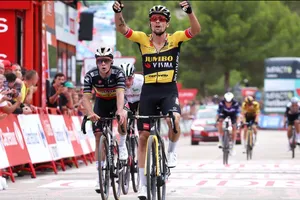 Primoz Roglic vui mừng tại đích đến