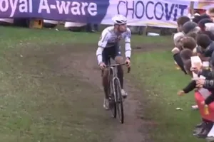 Hình ảnh Mathieu van der Poel nhổ nước bọt vào CĐV