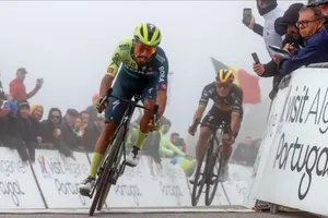 Daniel Martinez vượt qua Remco Evenepoel