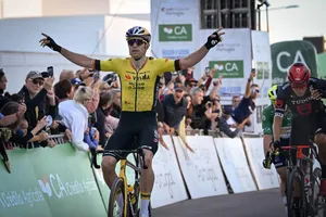 Wout van Aert giành chiến thắng đầu tiên trong mùa
