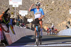 Ben O'Connor một mình lao về đích