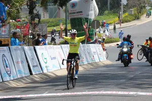 Natalia Frolova ăn mừng chiến thắng tại đích