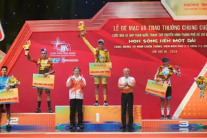 Rikunov bảo vệ thành công chiếc Áo vàng. Ảnh: Hoàng Hùng