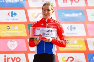 Demi Vollering vươn lên mặc áo đỏ tổng sắp