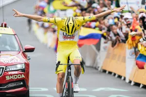 Tadej Pogacar ăn mừng chiến thắng thứ 4 ở giải năm nay