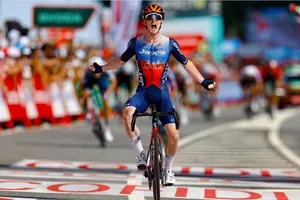 Eddie Dunbar phấn khích với chiến thắng đầu tiên ở Grand Tour