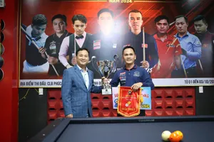 Trần Đức Minh nhận giải thưởng từ BTC