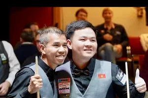 Trần Quyết Chiến và Bao Phương Vinh (phải) đưa đội tuyển Việt Nam vào tứ kết