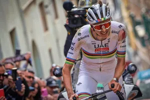 Tadej Pogacar cố về đích thắng solo tại Strade Bianche 2025