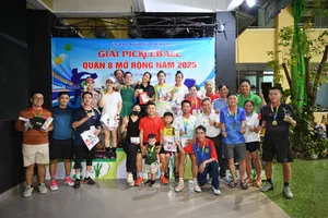 Các VĐV chụp hình giao lưu sau giải đấu