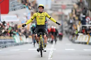 Matthew Brennan chiến thắng chặng mở màn 