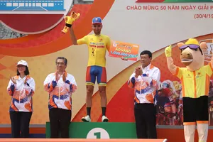 Loic tạm mặc áo vàng sau chặng 1. Ảnh: Như Huy