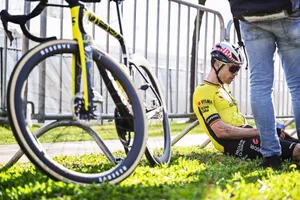 Nỗi thất vọng của Wout van Aert sau khi thất bại tại Dwars door Vlaanderen 2025