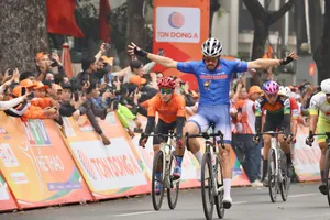 Nick Kergozou ăn mừng chiến thắng đầu tiên