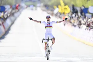 Tadej Pogacar một mình ung dung về đích