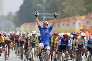 Nick Kergozou ăn mừng chiến thắng ở đích đến