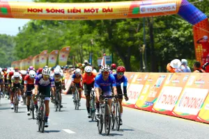 Cả hai về đích không dám ăn mừng vì chưa biết ai là người chiến thắng