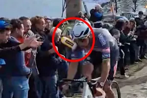 Mathieu van der Poel bị chọi chai nước