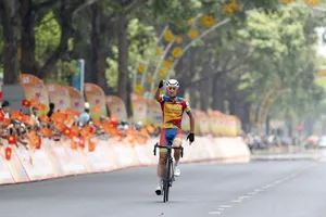 Loic một mình về đích giành chiến thắng chặng