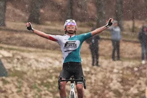 Edison Callejas chiến thắng solo trong mưa